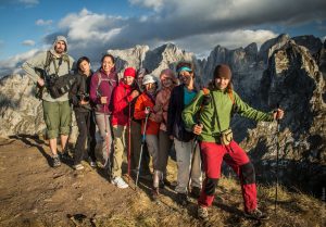 группа организованная туристическим агентством для похода в горы с остановками в туристических домиках