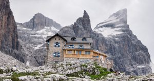 туристические домики в снежных Альпах