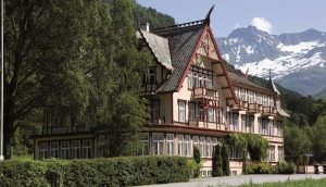 туристический отель как туристический домик на пешем маршруте в горы