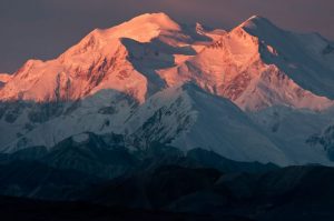 гора на закате, путешествие по Аляске