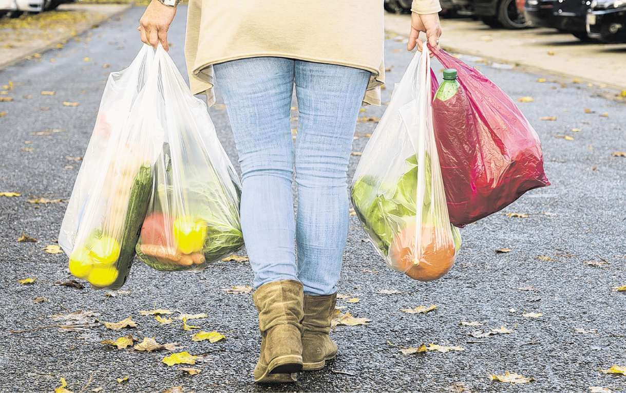 Женщина с сумками продуктов