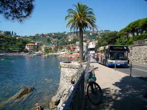 путешествовать по Чинкве-Терре в Италии можно на автобусе а после идти пешим маршрутом