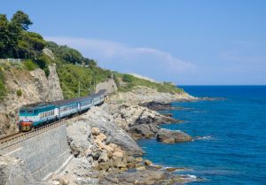 до =браться до Чинкве-Терре Италии можно на поезде и дальне идти пешком