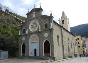 Церковь Сан-Джованни Баттиста место которое стоит посетить  путешествуя пешком по Риомаджоре