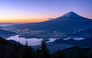 многие люди мечтают поехать в Японию ради восхождения на гору Фудзи