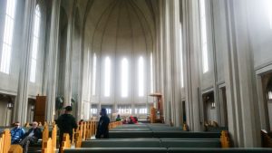 посмотреть в Рейкьявике на Хатльгримскиркую церковь