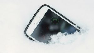 смартфон лежит в снегу