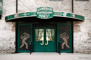 во время виски тура в Дублине стоит посетить старый завод виски Джеймсон